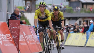 Team Bora's Slovenian rider Primoz Roglic wearing the overall leader's yellow jersey (L) cycles across the finish line to win ahead of Team Visma's US rider Matteo Jorgenson (R) during the seventh stage of the 76th edition of the Criterium du Dauphine cycling race, 155,3km between Albertville and Samoens 1600, French Alps, on June 8, 2024. (Photo by Thomas SAMSON / AFP)