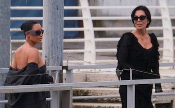 Kim Kardashian y Kris Jenner suben a un bote mientras parten del Aeropuerto Marco Polo antes de la boda entre Jeff Bezoz y Lauren Snchez.
