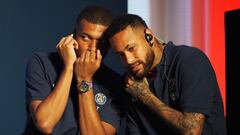 Paris Saint-Germain's Brazilian forward Neymar (R) and French forward Kylian Mbappe attend a press conference in Tokyo on July 17, 2022. (Photo by TOSHIFUMI KITAMURA and Toshifumi KITAMURA / AFP)