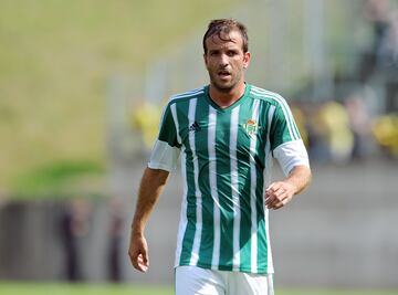 El neerlandés firmó con el Real Betis Balompié el 15 de junio de 2015 por tres temporadas. Apenas jugó 296 minutos de juego por lo que su etapa verdiblanca fue muy efímera. 