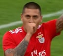 ¡De cabeza! Así fue el gol de Castillo para festejar con Benfica