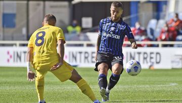 Atalanta's Papu Gomez, right, vies for the ball with Cagliari's Razvan Gabriel Marin during a Serie A soccer match between Atalanta and Cagliari, in Bergamo's Gewiss stadium, northern Italy, Sunday, Oct. 4, 2020. (Gianluca Checchi/LaPresse via AP)