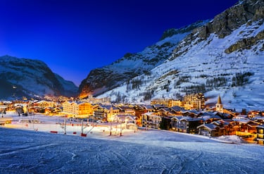 Cuenta con un gran número de telesillas y cañones de nieve artificial además de un par de pistas para practicar esquí extremo.