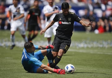 Carlos Vela deja pagando al arquero del Galaxy, David Bingham, para el segundo gol del derbi angelino.