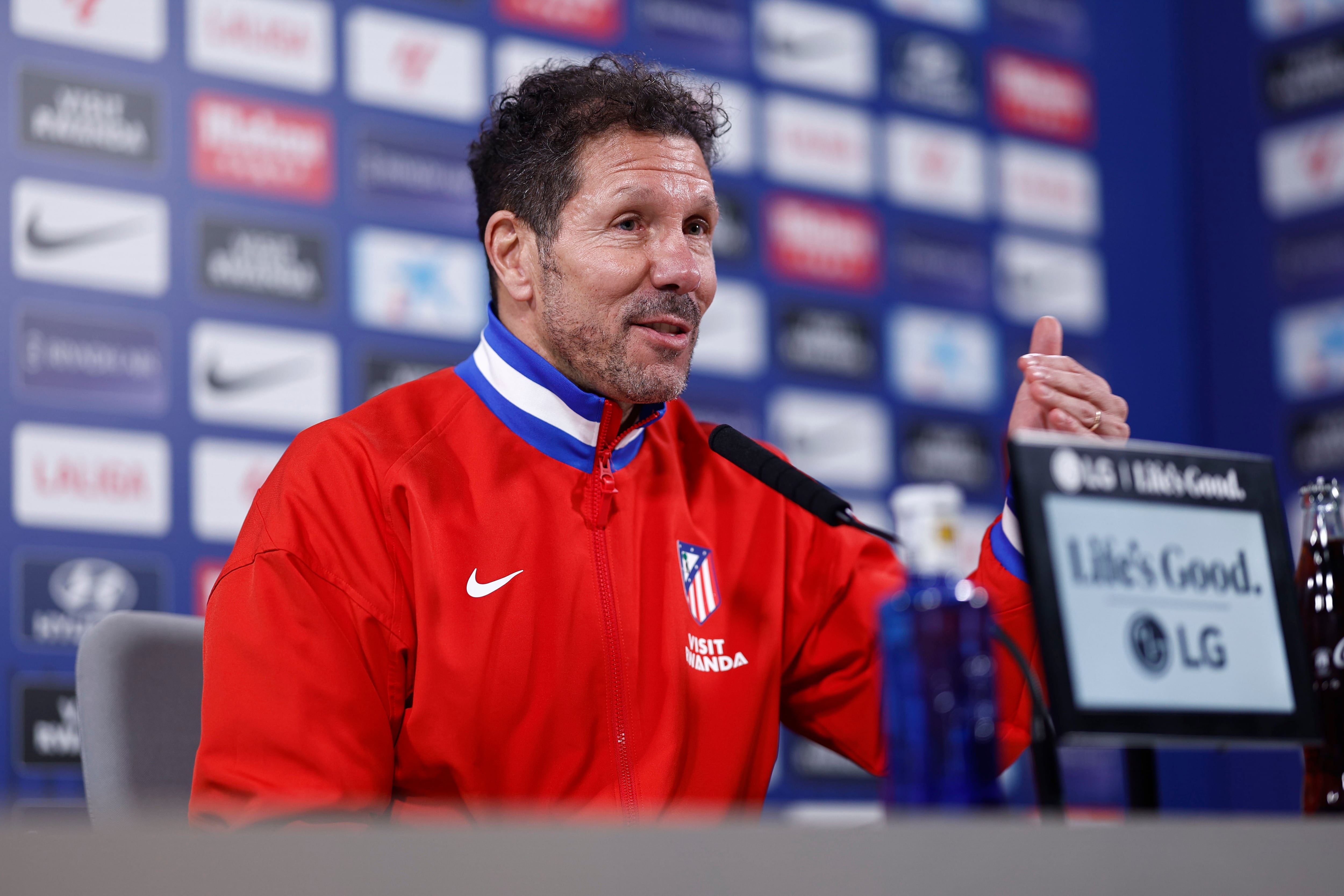 Simeone, al habla