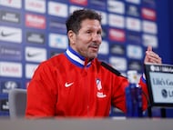 MAJADAHONDA (MADRID), 30/01/2026.- El técnico del Atlético de Madrid, Diego Pablo Simeone, durante la rueda de prensa posterior al entrenamiento del equipo este viernes en la Ciudad Deportiva de Majadahonda, para preparar el encuentro de mañana, sábado, frente al Levante. EFE / Rodrigo Jimenez