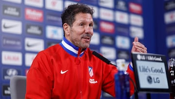 MAJADAHONDA (MADRID), 30/01/2026.- El técnico del Atlético de Madrid, Diego Pablo Simeone, durante la rueda de prensa posterior al entrenamiento del equipo este viernes en la Ciudad Deportiva de Majadahonda, para preparar el encuentro de mañana, sábado, frente al Levante. EFE / Rodrigo Jimenez