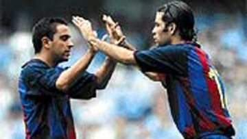 <b>PRIMER GOL MEXICANO</b>. Márquez anotó de cabeza su primer gol como azulgrana y Xavi le felicitó.