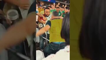 Ecuatorianos noquean a mexicano en pelea en gradas tras eliminación de El Tri
