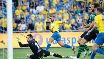 Pejiño marca el gol que adelantó a Las Palmas ante el Racing.