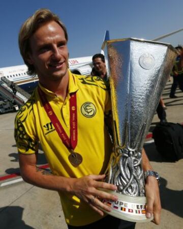 Rakitic con el trofeo de la Europa League tras aterrizar en el aeropuerto de Sevilla.