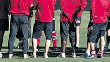 <b>INDICACIONES. </b>Bianchi habla con sus jugadores. Precisamente esto, diálogo, es lo que quieren los dirigentes que haya entre técnico y plantilla.