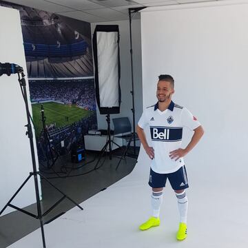 Vancouver sac un uniforme retro tipo polo. La playera de visitante ser blanca con una franja azul en el pecho y un cuello azul.