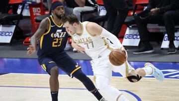 Luka Doncic, defendido por Royce O'Neale, durante el partido de la NBA que ha enfrentado a Dallas Mavericks y a Utah Jazz.
