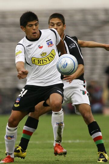 El volante controla en duelo ante Palestino