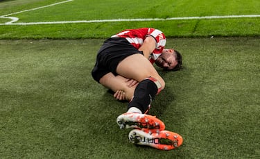 El defensa del Athletic sufre una lesión muscular tras una carga hombro con hombro con Nahuel Molina por la línea de fondo.