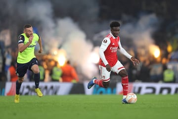  Bukayo Saka of Arsenal runs with the ball with a backdrop of smoke during the UEFA Europa League group A match 