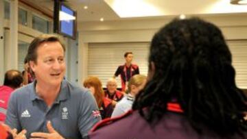 El primer ministro británico habla con un grupo de voluntarios olímpicos.