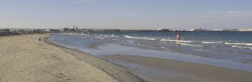 Se encuentra en el Parque Regional de Las Salinas y Arenales de San Pedro del Pinatar, el humedal más importante de toda la región. La playa de la Llana la componen en realidad tres playas naturales seguidas (las Salinas, Punta de Algas y Barra Quemada) que se prolongan durante tres kilómetros de arenal precioso y salvaje.