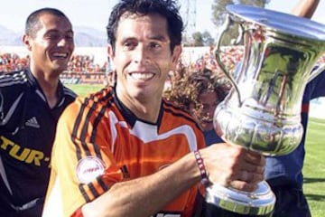 Luis Fuentes | Entre 1999 y 2008 jugó en Cobreloa. Defensa aguerrido que fue campeón tres veces. Capitán de los loinos entre el 2005 y el 2008.