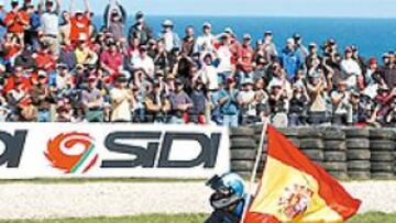 <b>CON LA BANDERA DE ESPAÑA. </b>El piloto de Sabadell se convierte en el segundo español en lograr el campeonato del mundo de 250cc tras Sito Pons.