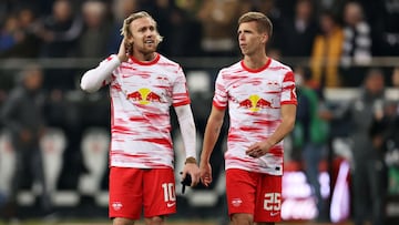 Dani Olmo con Emil Forsberg durante el partido entre el Leipzig y el Eintracht Frankfurt en la Bundesliga.