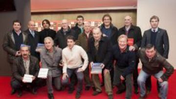 Libros sobre San Mamés. Arriba: Urkiaga, Irureta, Javi González, Argoitia, Txirri, Plácido, Zaldúa, Iribar y Urrutia. Abajo: Meléndez, De Andrés, Larrazabal, Koldo Aguirre, Manolo Delgado y Estéfano.