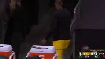 La imagen de LeBron que enfada a los fans: 32 abajo y aún 5' por jugar...