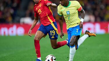 MADRID, SPAIN - MARCH 26: Vinicius Junior of Brazil duels for the ball with Lamine Yamal of Spain during the friendly match between Spain and Brazil at Estadio Santiago Bernabeu on March 26, 2024 in Madrid, Spain. (Photo by Juan Manuel Serrano Arce/Getty Images)