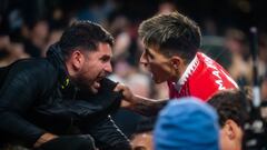 LONDON, ENGLAND - OCTOBER 22:   Lisandro Martinez of Manchester United celebrates  during the Premier League match between Chelsea FC and Manchester United at Stamford Bridge on October 23, 2022 in London, United Kingdom. (Photo by Ash Donelon/Manchester United via Getty Images)