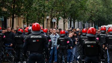 SAN SEBASTIÁN, 03/10/2024.- Agentes de la Ertzaintza intentan controlar a aficionados del Anderlecht este jueves en San Sebastián, horas antes del partido de la Liga Europa de fútbol entre la Real Sociedad y el Anderlecht. EFE/ Juan Herrero