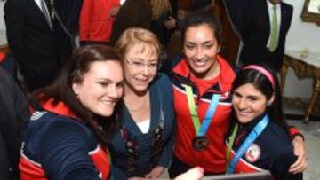 Los medallistas chilenos en Toronto aprovecharon para sacarse selfies con la Presidenta Michelle Bachelet.