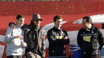 <b>ESTRELLA DE ROCK. </b>Osvaldo, ayer, junto a Álvaro, ataviado con un sombrero y un llamativo conjunto.