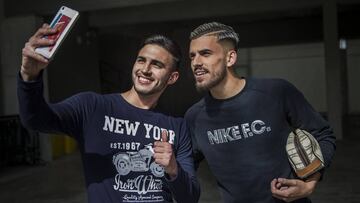 Un seguidor del Betis con Dani Ceballos, la perla bética.