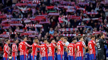 Players salute prior the Spanish league football match between Club Atletico de Madrid and RC Celta de Vigo at Metropolitano Stadium in Madrid on February 15, 2025. (Photo by OSCAR DEL POZO / AFP)