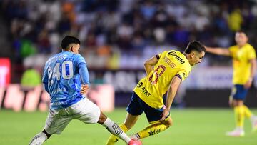 Juan Sigala (L) of Pachuca fight for the ball with Alvaro Fidalgo (R) of America during the Quarter-Final first leg match between Pachuca and America as part of the Liga BBVA MX, Torneo Clausura 2025 at Hidalgo Stadium on May 07, 2025 in Pachuca, Hidalgo, Mexico.