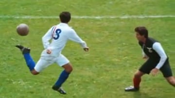En 1981 salió la película "Escape a la victoria" un filme que protaginizó Silvester Stallone y tuvo a destacados futbolistas como Pelé, Bobby Moore y Osvaldo Ardiles, actuando allí. Precisamente fue Ardiles quien hizo la bicicleta en una escena donde tenía que eludir a un rival. Carlos Rey era el nombre del argentino en la película.