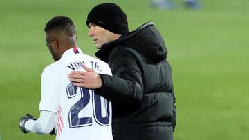 Zinedine Zidane da instrucciones  a Vinicius antes de que el brasile&ntilde;o salte al campo en sustituci&oacute;n de Carvajal.