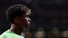 Lamine Yamal commits to Barcelona, signing his first big contract