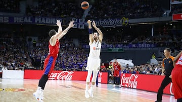 Rudy Fern&aacute;ndez lanza durante el partido entre el Real Madrid y el CSKA Mosc&uacute;.