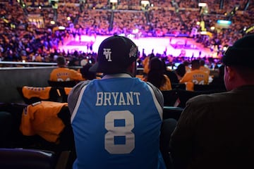 Las imágenes del espectacular homenaje a Bryant en el Staples