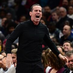 Kenny Atkinson se lleva el premio al Entrenador del Año en la NBA
