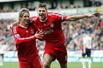 Liverpool's English midfielder Steven Gerrard (R) celebrates with Spanish forward Fernando Torres after scoring against Bolton Wanderers during their English Premier League football match at The Reebok Stadium in Bolton, on November 15, 2008. AFP PHOTO/PA