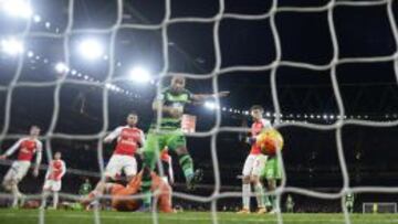 El Arsenal pincha con el Swansea y se aleja del líder Leicester