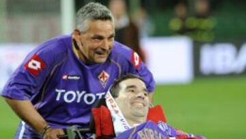 Borgonovo, víctima de una enfermedad rara, junto a su amigo Roberto Baggio.