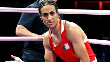 Imane Khelif, boxeadora argelina, derrotó por retiro a la italiana Angela Carini en medio de una gran polémica sobre su elegibilidad en París 2024.