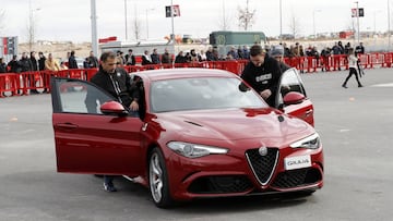 Lucas, subiéndose junto a Marc Gené al coche durante una de las pruebas.