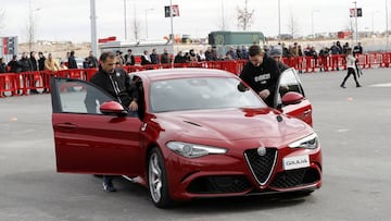 Lucas, subi&eacute;ndose junto a Marc Gen&eacute; al coche durante una de las pruebas.
 