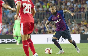 El chileno jugó desde la partida ante Girona, aportó con una asistencia en el gol de Lionel Messi, pero fue reemplazado en el complemento. El duelo terminó 2-2.