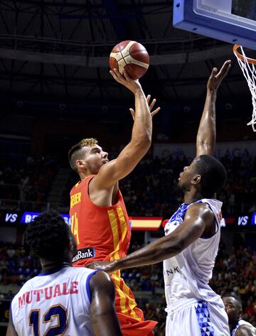 Tiene muchos puntos en los bolsillos. Continúa bien tras pick and roll, tiene buenos movimientos en el poste y mucha fuerza. También envergadura. Puede ser todavía mejor jugador de lo que es porque lo tiene casi todo. A mejorar, concentración en el rebote